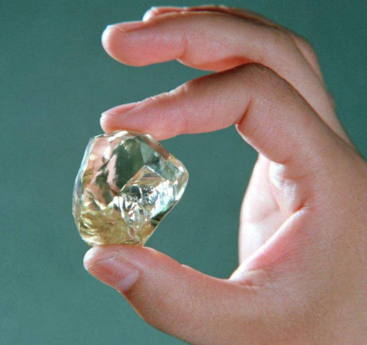 70年代捡到价值10亿的钻石,当年捡到几十亿钻石的女士现状