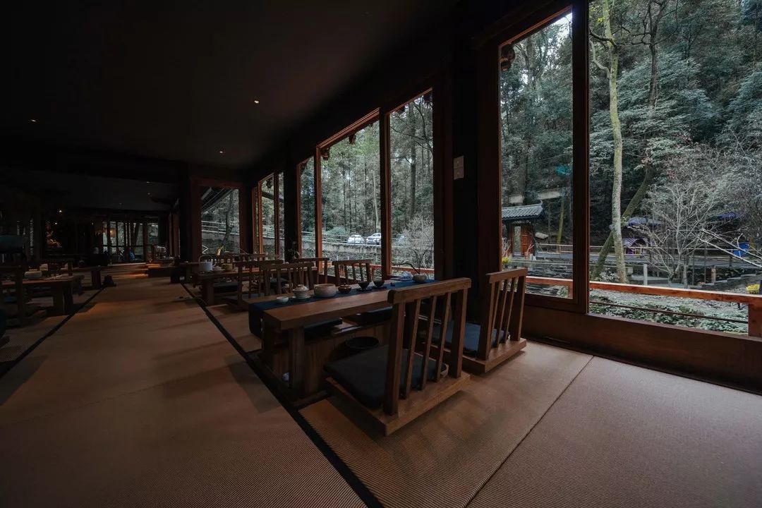 一家开在闹市里的茶馆,一家开在寺庙内的咖啡店