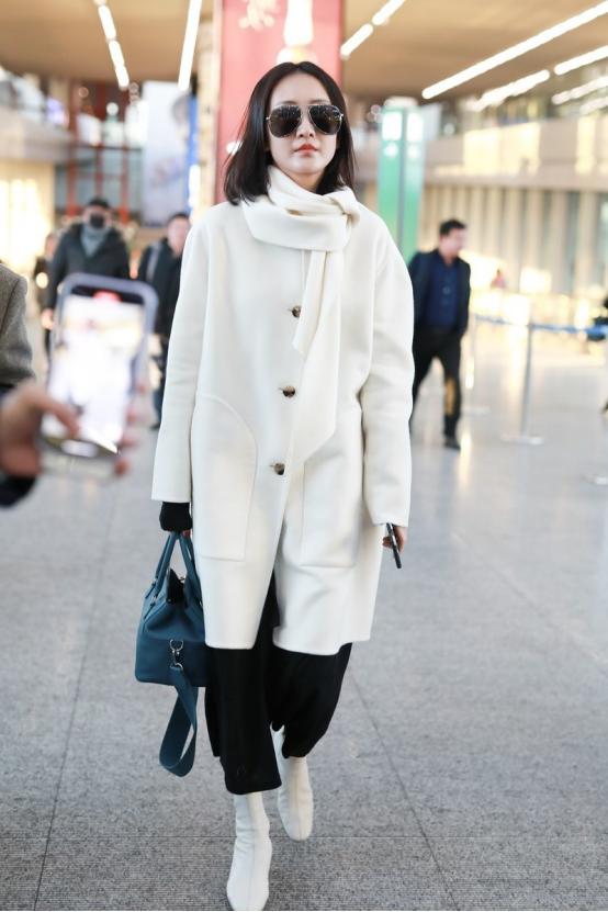 出门搭配衣服秋,王鸥夏季穿搭白色v领上衣