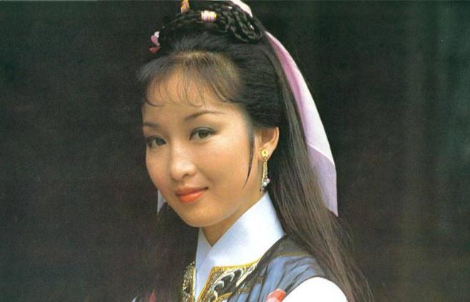 黄杏秀：曾是TVB第一侠女，下嫁陈百祥后，过得怎么样？