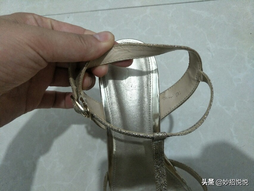 凉鞋边缘磨脚的小妙招视频,凉鞋前窄磨脚怎么办小妙招
