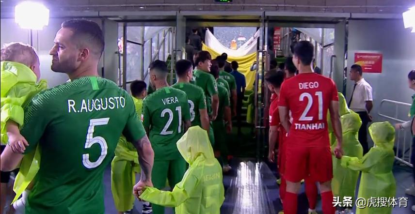 为球童准备雨衣细节值得点赞！阿兰悉心提醒傲骨别抱孩子入场