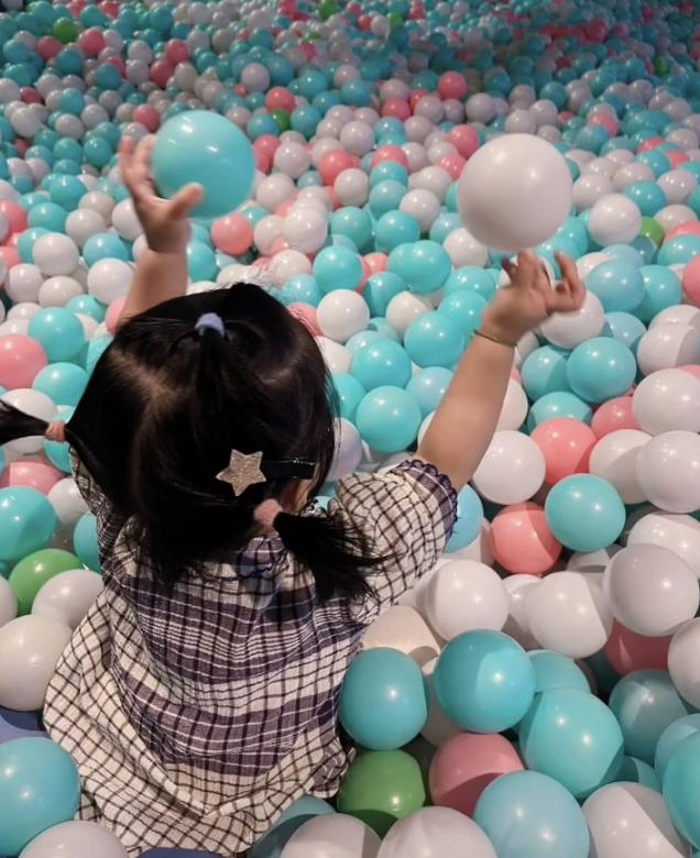 陈赫晒一家四口全家福,陈赫全家出游妈妈晒照其乐融融