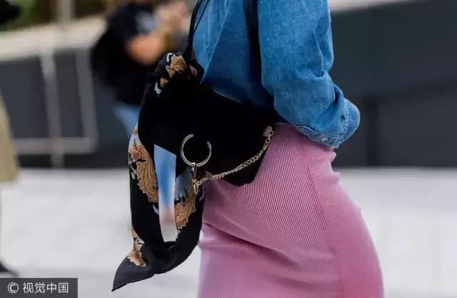 90后都不戴丝巾?谁说的!这种即优雅又酷的单品早就红透时尚圈了