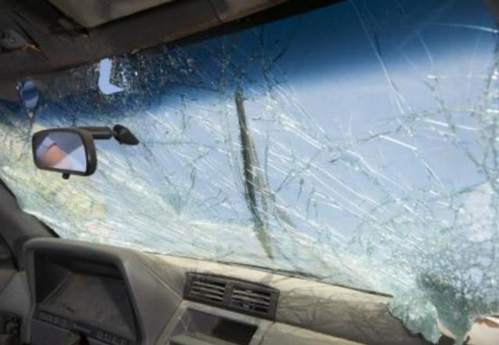 为什么出车祸后雨刮都会动,车祸过后雨刮器不停的摆动