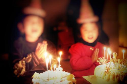 “最委屈生日”火了,看见桌上爸爸送的假蛋糕,孩子哭着许愿