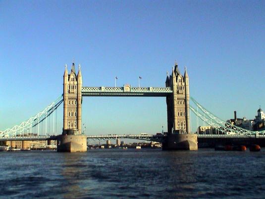 英国女子与漏气的*气娃充**娃，寸步不离做伴，称：第一眼就吸引了我