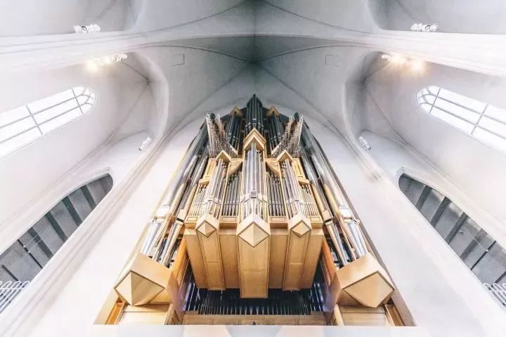 巴黎圣母院教堂叫什么名字,巴黎圣母院和潮州教堂对比