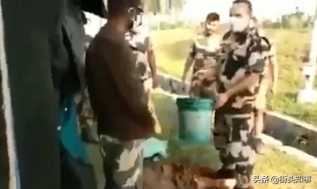 辣眼睛！印度军官教士兵如何正确拉“便便”，让人是目瞪口呆了