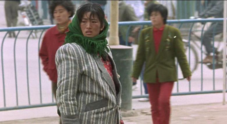 自毁形象,拿洗衣粉洗头,这样的巩俐,才能将村姑演的土得掉渣