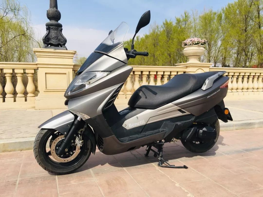 16年贝纳利银刃250现在值多少钱,贝纳利银刃250踏板摩托车跑偏