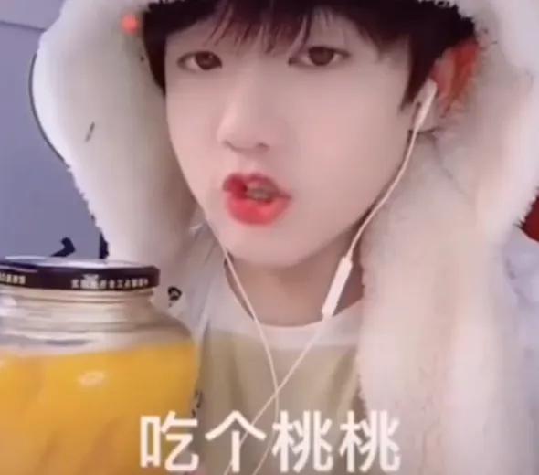 快手风小逸个人资料,吃个桃桃风小逸晒硬汉照