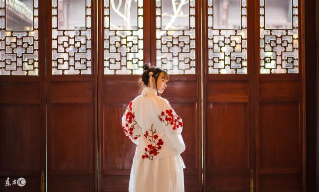 小说：她初来村子，但精明能干，通晓事理，赢得大家尊重