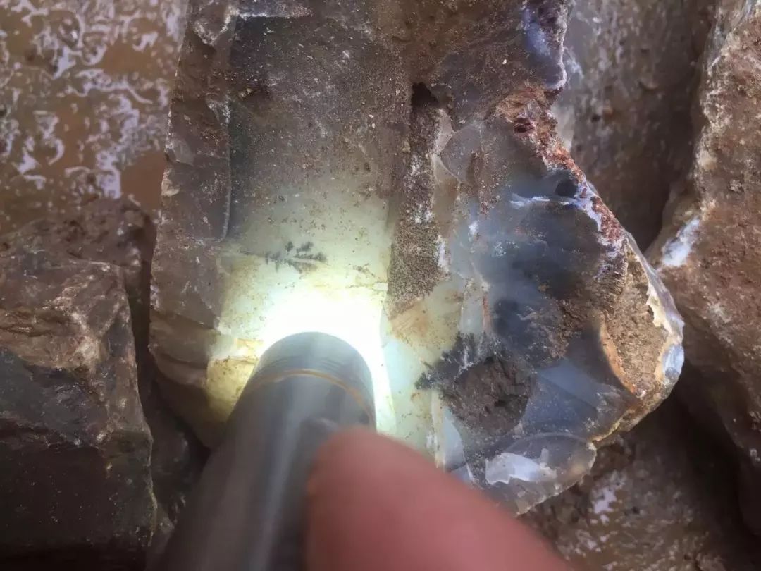 表面很光滑的石头是什么石头,非常细腻却没有硬度的石头