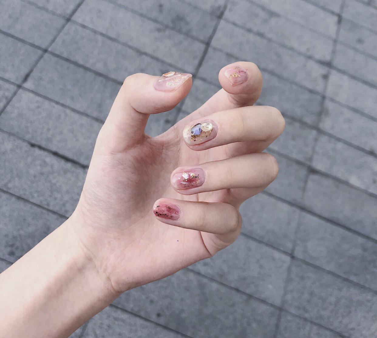 超简单美甲晕染教程,简单又好看的单色美甲教程