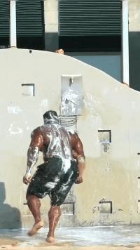 闺蜜生日送蛋糕还是送礼物呢,闺蜜过生日给他送什么零食好呢