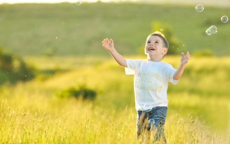 孩子睡觉腿抽筋预示三种病,小孩晚上腿抽筋是长高吗