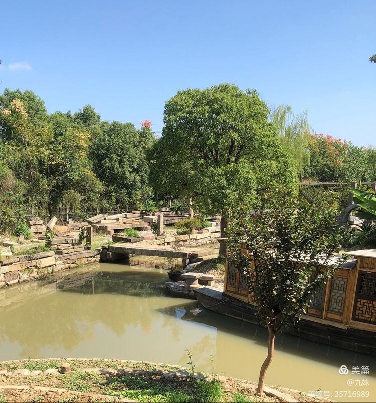 走进风雅石园，位于王店镇聚宝湾景区里