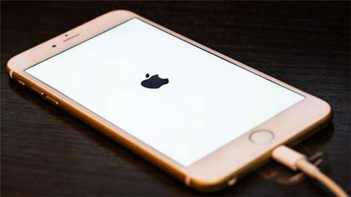 如何让手机黑屏假死机,iphone8一直在死机中怎么办