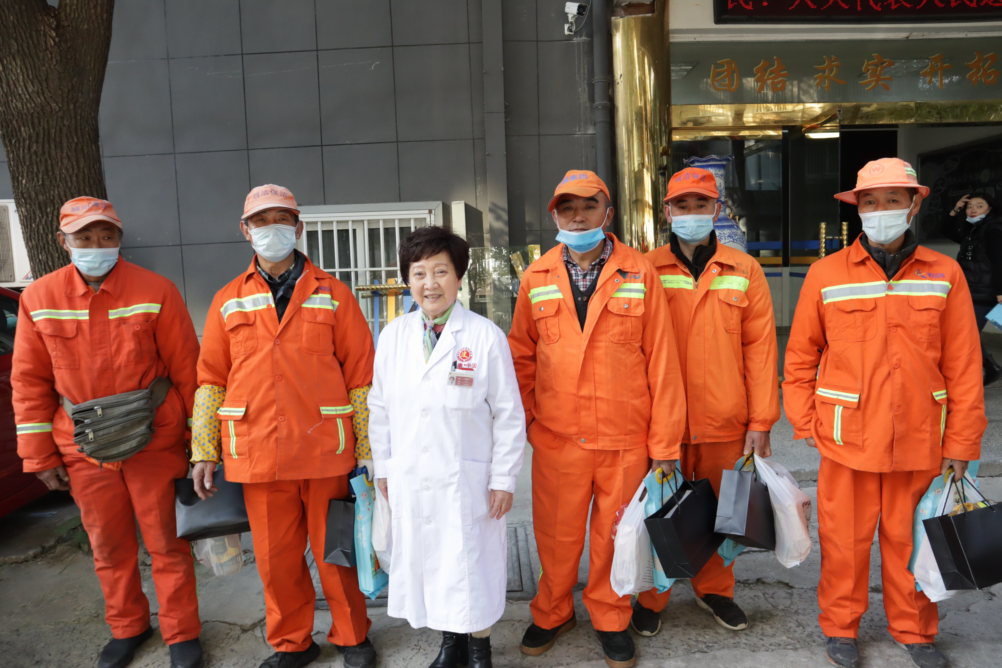 寒冬关爱环卫工人暖心公益活动,关爱环卫工人社区公益活动