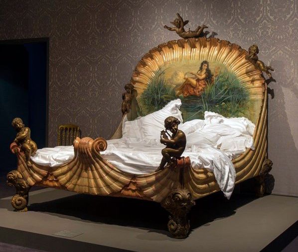 17岁抛夫弃子,一个用身体换金钱的*女妓**,凭什么有名有利?