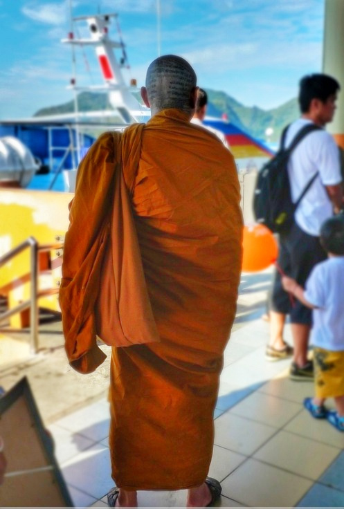 和尚纹头抽烟，男厕挂仨*旗国**女厕却无，游客表示：这个国家好奇怪