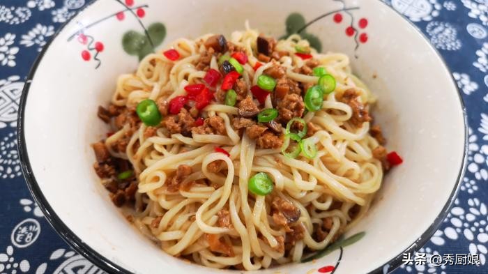 宅在家里饿不着，教你7种懒人面条做法，简单又好吃，一周不重样