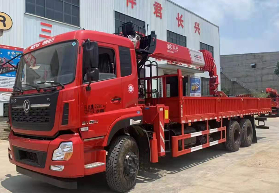 后八轮随车吊天龙好还是解放好,东风天龙后八轮12吨随车吊价格