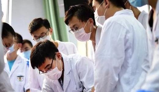 当年包分配的“定向医学生”，如今过得怎么样，过来人表示很后悔