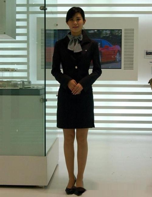 刚出生的小孩腿怎么伸不直,新生儿需要把腿捆上吗