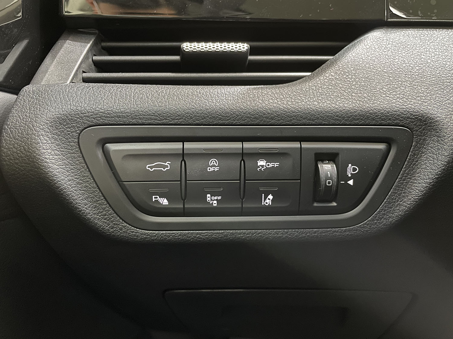 年轻人的第一辆轿跑型汽车奔腾b70,造型不错性能好的车