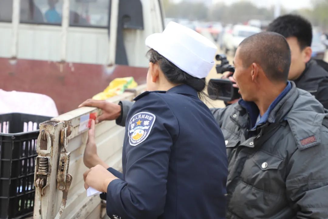 交警走进军营开展交通安全宣传,百万警进千万家交通安全宣传活动