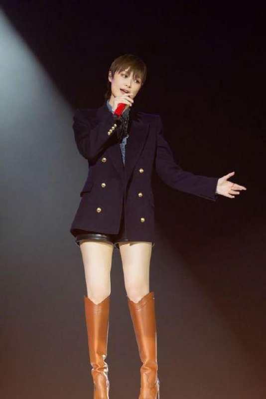 李宇春白裤子黑西装,过膝长筒皮靴李宇春