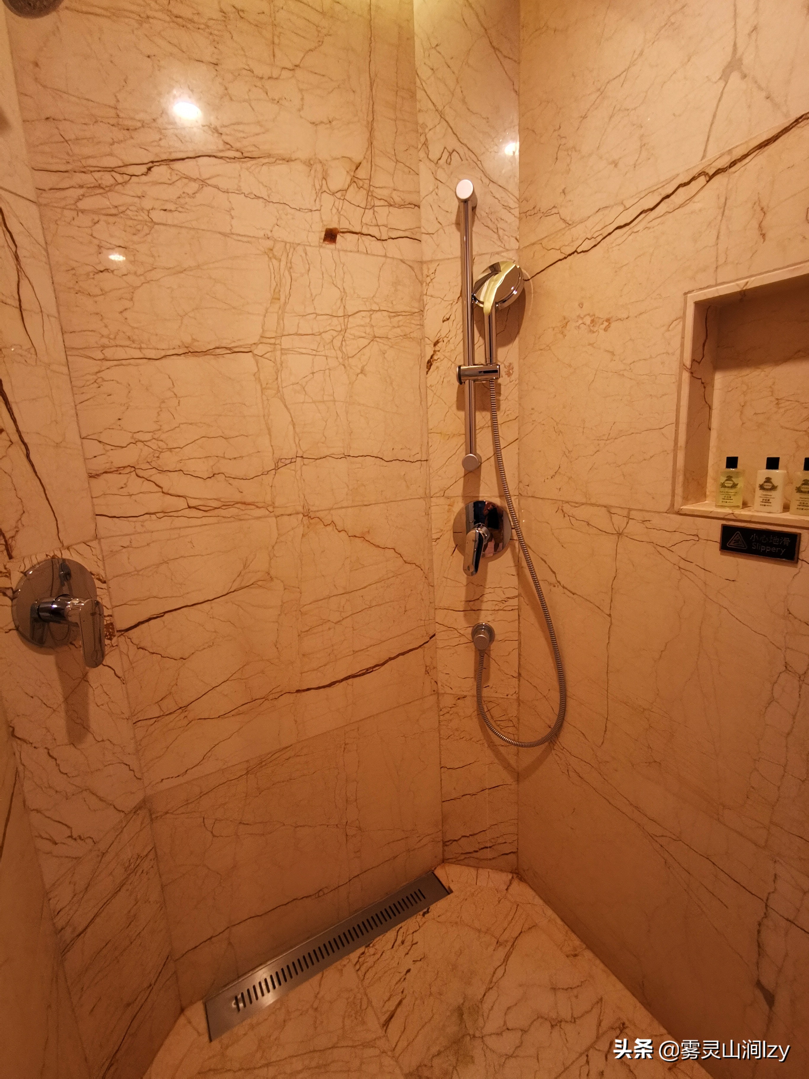 蓝天白云下的雪域高原布达拉宫,蓝天之下日光之城简介