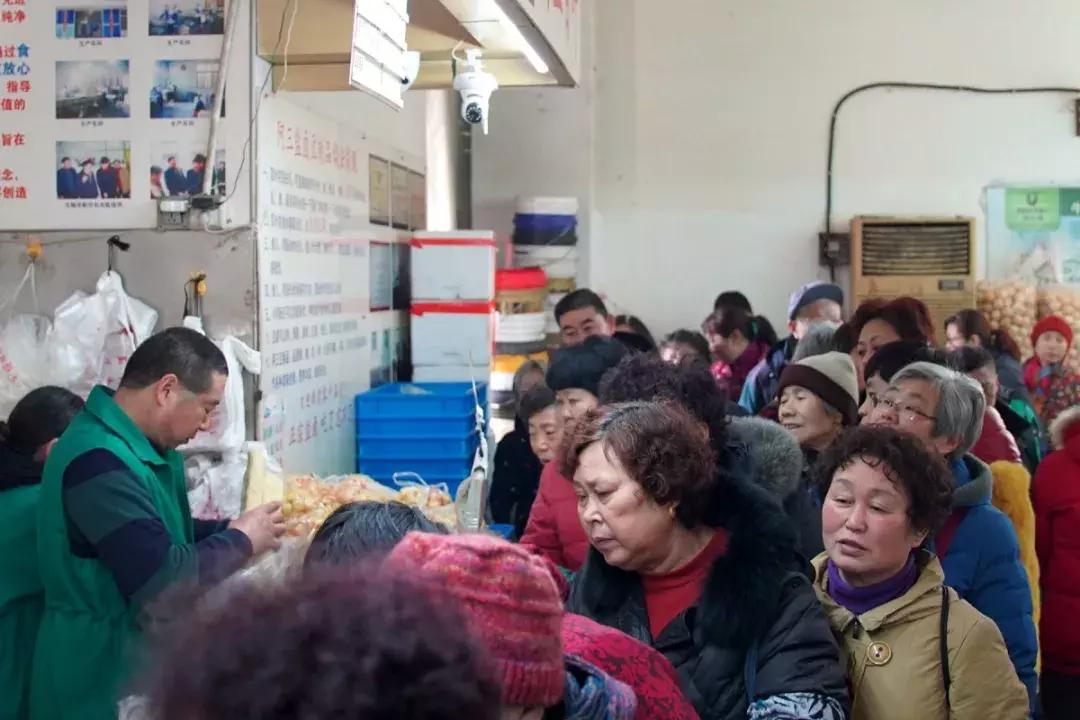 年味｜带上小拖车跟我走！这里买年货实惠好吃