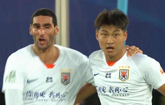 郑铮2个词语评价郭田雨，大赞中卫新搭档莫伊塞斯，还有2点遗憾