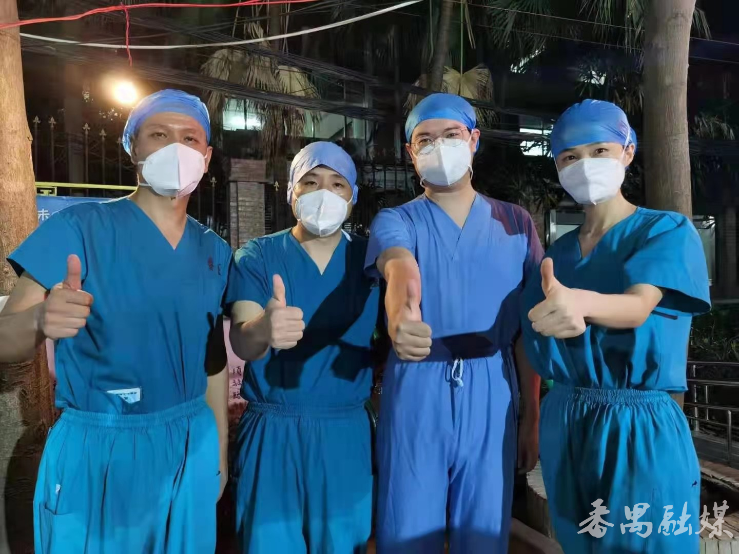 有了降温马甲,妈妈再也不用担心我中暑了番禺区中心医院“新蕊”志愿队为外出核酸采样队助力