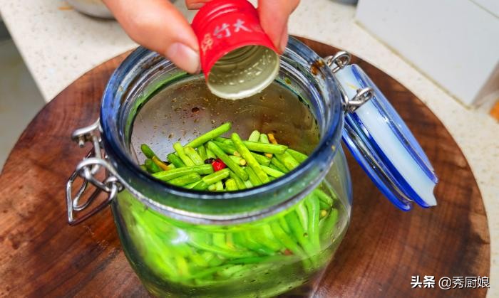 腌蒜薹怎么保持颜色翠绿,什么方法可以使蒜薹变嫩