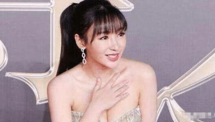 女星的“防光”手势，王子文佛系，李小璐满分，看见柳岩：服了