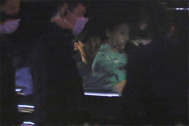 他对老婆说:如果我出轨,我死你也死,如今腿上却坐了别的女人