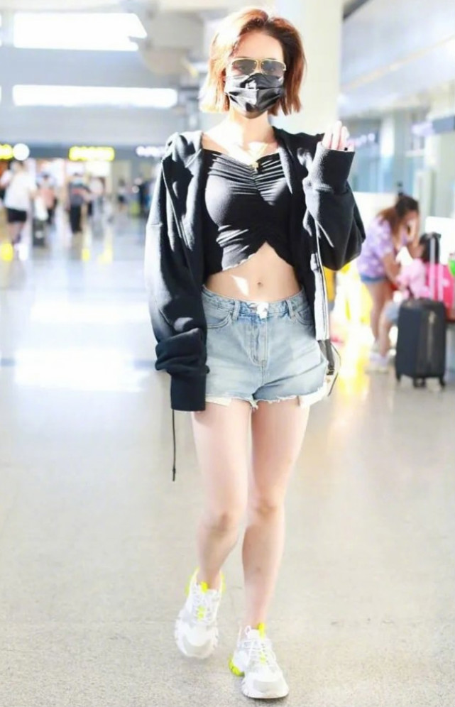 蓝盈莹穿牛仔装,蓝盈莹穿短装的照片