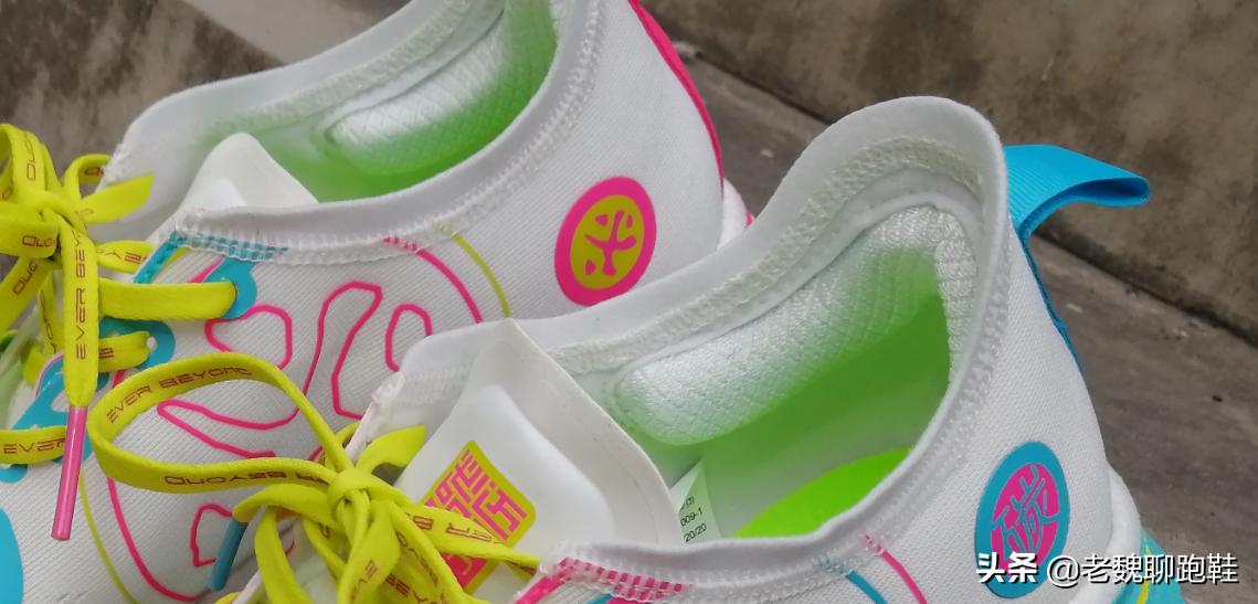 必迈惊碳实测报告：国产第一款推动力跑鞋，轻薄透气释放脚踝压力