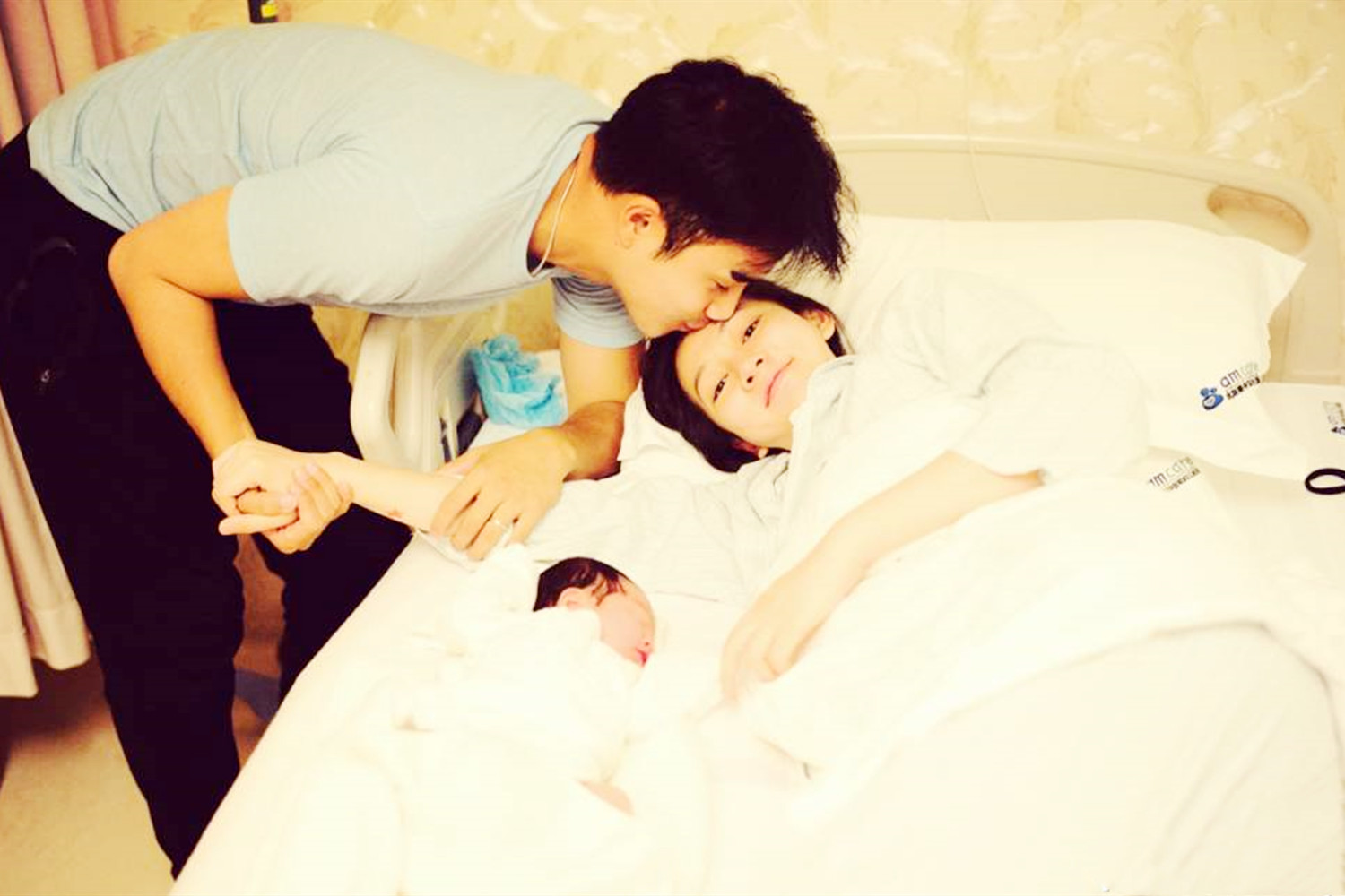 吃尽了分娩前的苦，被老公的动作感动，网友：宝贝你爸爸真的很好