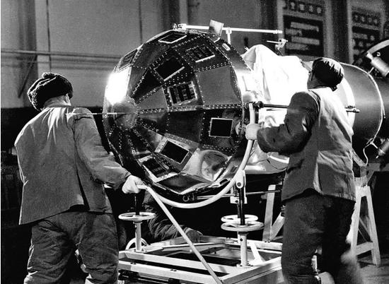 东方红一号和宇宙速度的关系,东方红一号绕地球一圈用多少时间