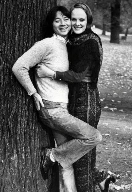 这个华人在美国被称作华人食神,80岁喜得子,老婆是美女还是硕士