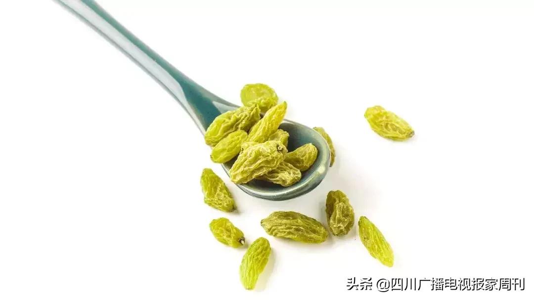 葡萄干直接吃还是泡水喝,葡萄干泡水喝能治病吗