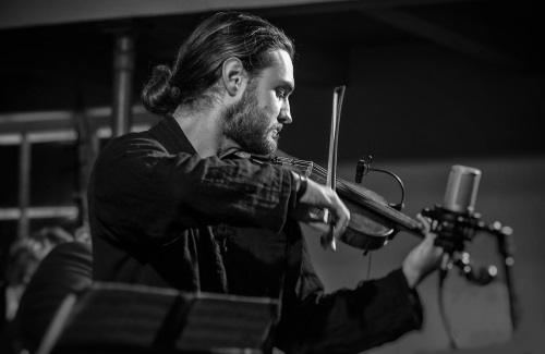 幻象电源能加大麦克风音量吗,电容麦克风都要接幻象电源吗