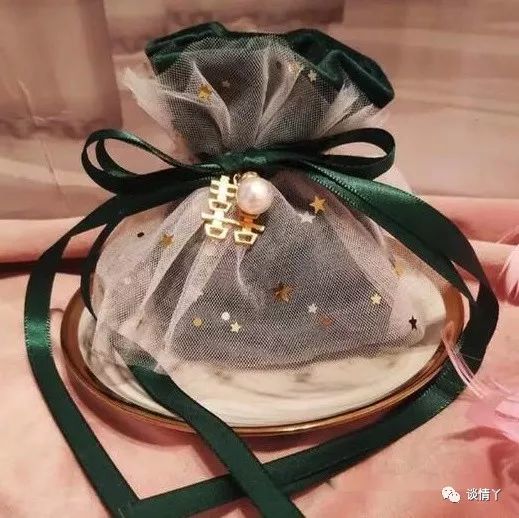 心理测试蛋糕测你是富贵的人,心理测试选一件礼服测你性格