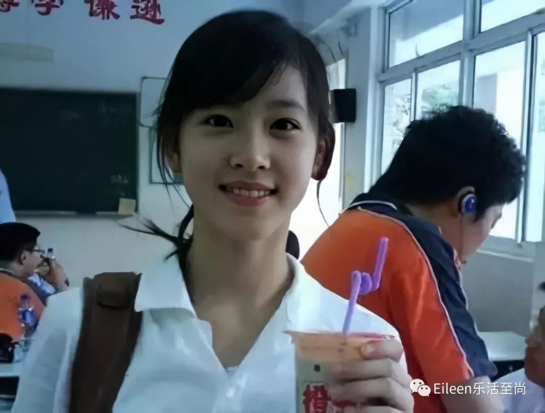 合影被裁？奶茶妹妹的千亿名媛晋级路还有多长？