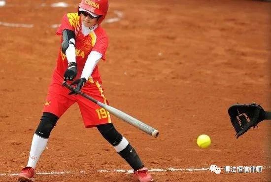 大学操场内被球击伤，孩童家长起诉学校能获支持么？